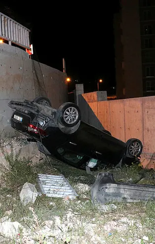 Korkulukları aştı ters döndü! İzmir'de feci kaza