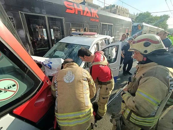 son-dakika-lalelide-polis-otosu-tramvayla-carpisti-3-yarali-1654704672884.jpg Son dakika: Laleli'de polis otosu tramvayla çarpıştı: 3 yaralı-1