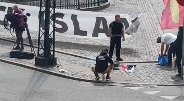 İsveç'te yeni skandal! Salwan Momika'nın parlamento dışında Kur'an- Kerim yakmasına yine göz yumdular-7