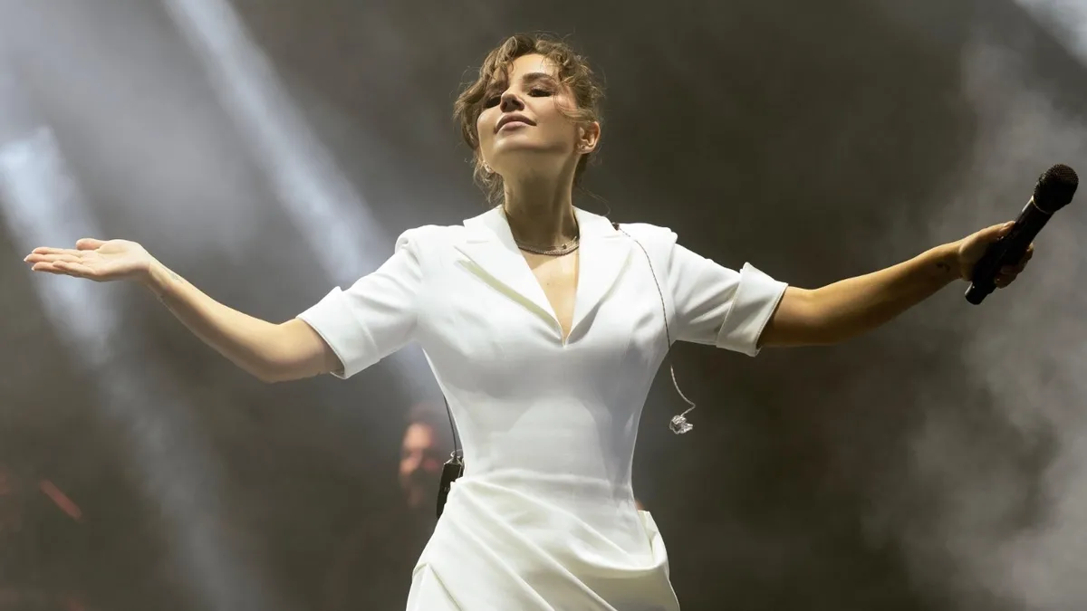 Afyonkarahisar'daki korkutan konser kazası sonrası Merve Özbey'den ilk müjde: "Dualarla ve fizik tedaviyle bu işi başardık"-7