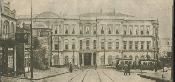 İstanbul Vezneciler'deki Zeynep Hanım Konağı (İstanbul Üniversitesi Edebiyat Fakültesi binası) tamamen yandı