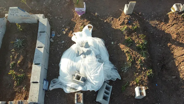 deprem-bolgesinde-mezarlarda-ki-yurek-yakan-manzaralar-cocuk-mezarlari-uzerindeki-oyuncaklar-genc-kizlarin-mez-1676786581751.jpg Deprem bölgesinde mezarlarda ki yürek yakan manzaralar! Çocuk mezarları üzerindeki oyuncaklar, genç kızların mezarları üzerine örtülen gelinlikler…-3