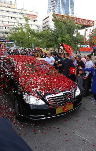 Cumhurbaşkanı Erdoğan çiçeklerle karşılandı
