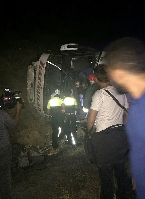 Konya'da yolcu otobüsü devrildi-1