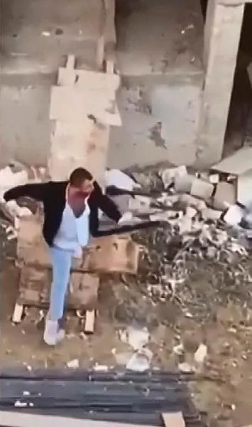 bahcelievlerde-hareketli-anlar-pompali-tufegi-polise-dogrultan-saldirgan-omzundan-vuruldu-1632427034391.jpeg Bahçelievler'de hareketli anlar! Pompalı tüfeği polise doğrultan saldırgan omzundan vuruldu-7