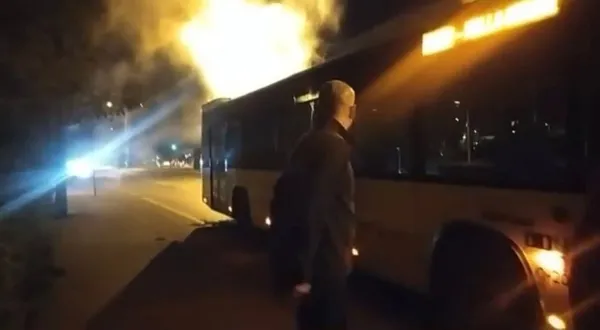 pendikte-arkasindan-dumanlar-yukselen-iett-otobusu-yolda-kaldipendikte-yolda-kalan-iett-otobusunden-yogun-duma-1664174659847.jpg Pendik’te yolda kalan İETT otobüsünden dumanlar yükseldi-2