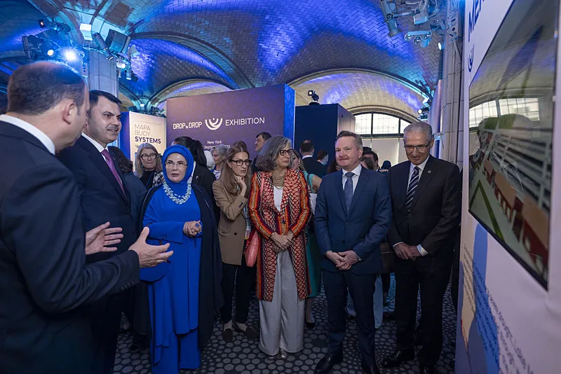 Emine Erdoğan'ın himayelerinde ʺDünya ortak evimizʺ sloganıyla başlatılan ve küreselleşen Sıfır Atık Hareketi ʺ8. Yılında 8 Milyar İnsan İçinʺ sloganıyla devam ediyor