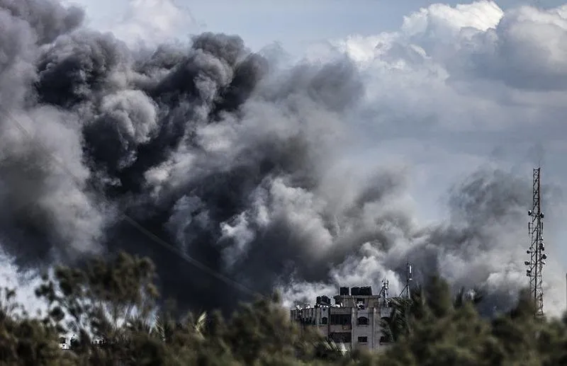 Katil İsrail ordusu, Gazze'nin orta kesimindeki ez-Zehra kentine düzenlediği saldırı sonucu bölgeden dumanlar yükseldi. 