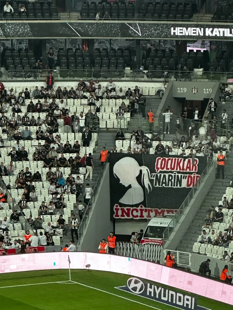 besiktas-taraftarlarindan-eyupspor-macinda-narin-guran-pankarti-1727022948333.jpg