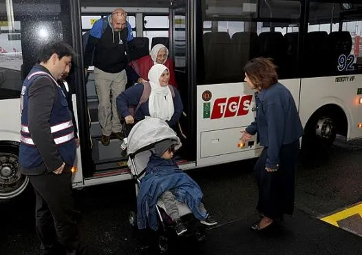 gazzeden-tahliye-edilen-44-turk-istanbulda-vahsetin-boyutunu-boyle-anlattilar-arabalar-cesetlerin-ustunden-gec-1700407092687.jpeg Türkiye vatandaşlarını sahipsiz bırakmadı! Gazze'den tahliye edilen vatandaşlarımız İstanbul’a indi-7