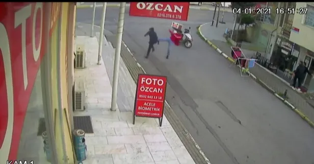 Kuyumcuya sahte altın vermek isteyen dolandırıcı motokuryeden uçan tekme yedi