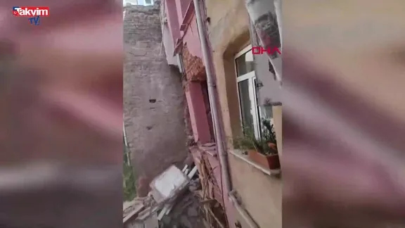 Fatih'te 3 katlı binanın balkonu çöktü