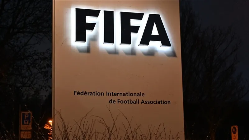 fifadan-futbol-kurallarina-yeni-dokunus-zaman-gecirmeye-engel-geliyor-1771865087358.jpg FIFA'dan futbol kurallarına yeni dokunuş! Zaman geçirmeye engel geliyor-2