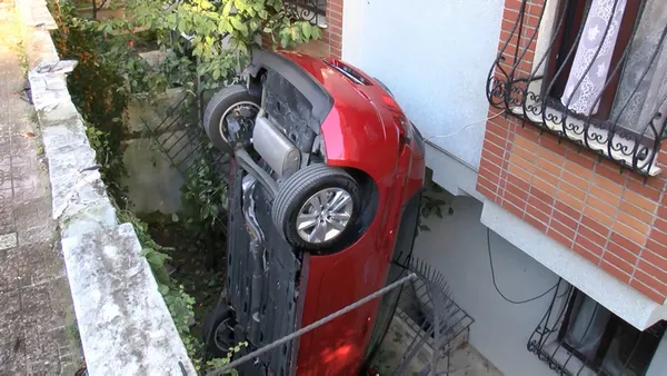 besiktasta-klasik-bir-kaza-surucu-fren-yerine-gaza-basti-otomobil-binanin-bahcesine-dustu-1634800021716.jpg Beşiktaş'ta klasik bir kaza! Sürücü fren yerine gaza bastı otomobil binanın bahçesine düştü-14