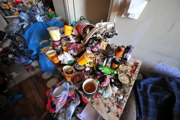 Yeğenini 1 yıl boyunca 'çöp ev'de odaya kilitleyen vicdansız teyzeye 27 yıl hapis istemi-4