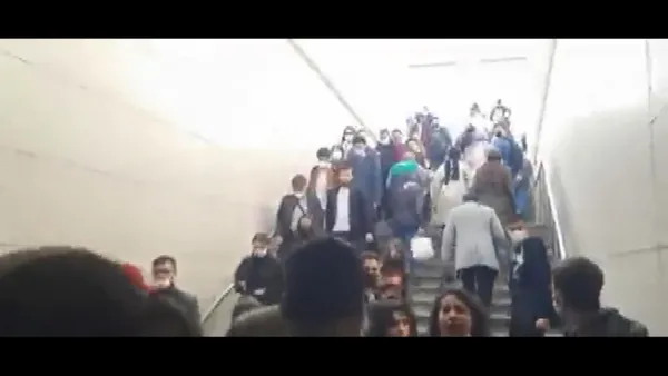ulasima-zam-istanbulda-protesto-ediliyor-kadikoy-uzuncayir-metro-istasyonunda-istanbulkart-basmadan-turnikeden-1649321245660.jpg İBB'nin yüzde 40'lık ulaşım zammına tepkiler çığ gibi! İBB binasının önünde protesto: Ulaşım haktır satılamaz-8
