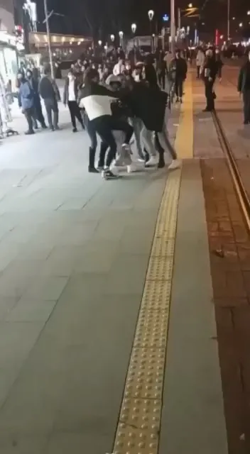 kizlarin-bas-basa-kavgasi-kamerada-erkek-yuzunden-sac-saca-bas-basa-birbirlerine-girdiler-1639288662623.jpg Kızların kavgası kamerada! Erkek yüzünden saç saça baş başa birbirlerine girdiler-2