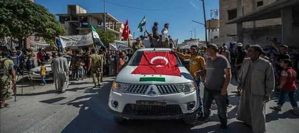 Özgürlüğüne kavuşan Cerablus halkı PYD’yi protesto etti