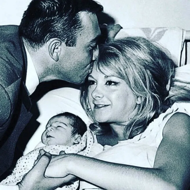 8-yillik-evlilik-kibar-feyzonun-maho-agasi-sener-senin-eski-esi-bakin-hangi-unlu-oyuncu-cikti-meger-kari-koca-1724235198181.jpg Kibar Feyzo’nun Maho Ağa’sı Şener Şen’in eski eşi bakın hangi ünlü oyuncu çıktı! 8 yıllık evlilik! Meğer karı-koca aynı filmdeymiş!-19