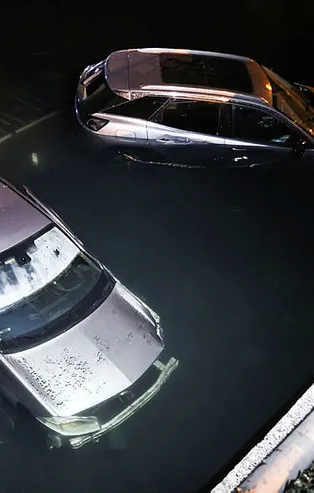 Son dakika: Zeytinburnu'nda iki otomobil dereye uçtu!