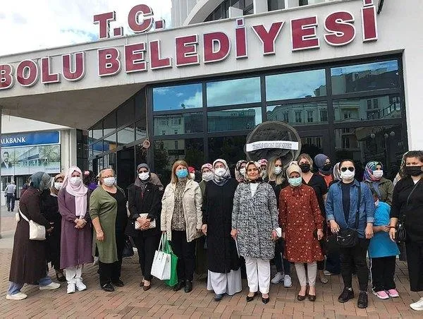 chpli-bolu-belediye-baskani-tanju-ozcana-kadinlardan-siyah-celenkli-tepki-1630862320480.jpeg CHP'li Bolu Belediye Başkanı Tanju Özcan'ın mide bulandıran sözlerine kadınlardan siyah çelenkli tepki!-3