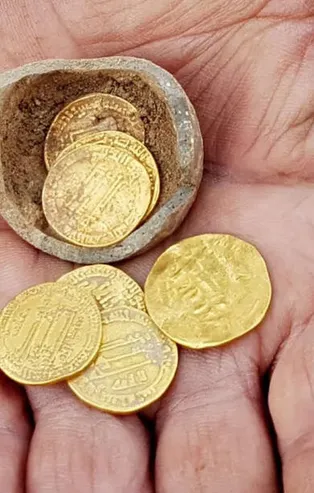 Sosyal medya bu görüntüleri konuşuyor: Ev inşaatı sırasında hazine buldular!