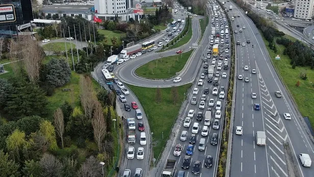 istanbulda-trafik-durma-noktasina-geldi-yol-durumu-tafik-yogunlugu-1617981176859.jpeg