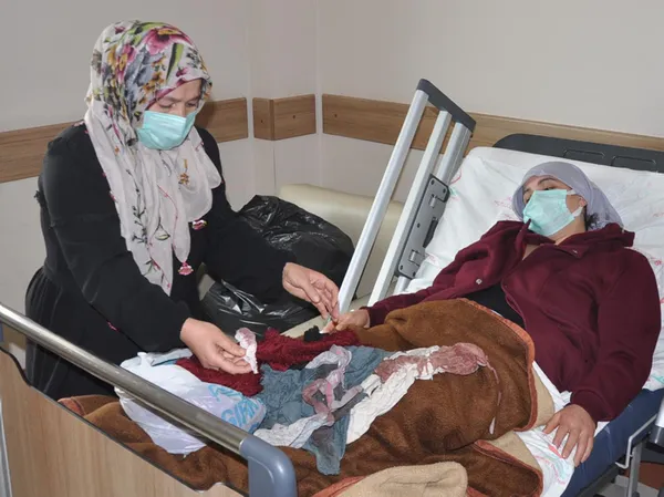 gece-yemek-vermeyen-esini-sirtindan-bicakladi-1645450511252.jpg Gece yemek vermeyen eşini sırtından bıçakladı-2