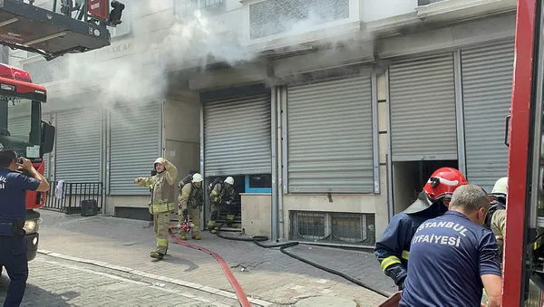 Son dakika: Esenyurt'ta bir oto koltuk kılıfı imalathanesinden yangın-4