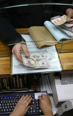 Döviz bozduran vatandaşa bankacı engeli