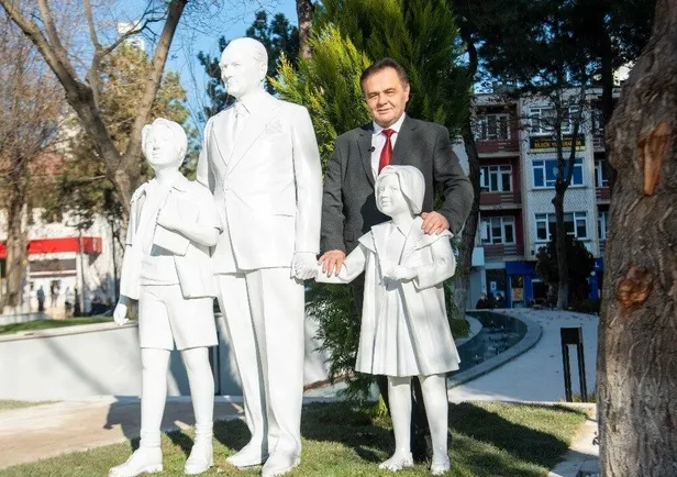 CHP taş devrinden çıkamıyor! Bilecik Belediyesi'nden yeni heykel açılışı-2