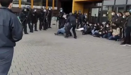 fransiz-polisi-avrupa-konseyinin-agora-binasina-giren-teror-orgutu-pkk-yandaslarina-mudahale-etti-1617644238816.jpg Fransız polisi, Avrupa Konseyi'nin Agora binasına giren terör örgütü PKK yandaşlarına müdahale etti-2