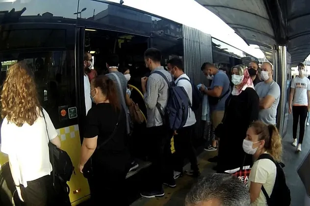 CHP'li İBB'nin çözüm üretemediği metrobüs çilesi bitmek bilmiyor!