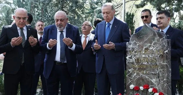 Başkan Erdoğan MHP’nin kurucu lideri Alparslan Türkeş’i kabri başında andı