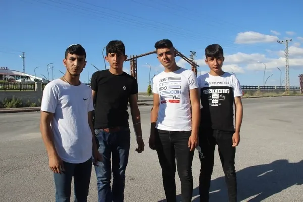 dugun-konvoyunun-onunu-kesip-gelin-arabasindan-harclik-almak-istediler-hastanelik-oldular-1624865081635.jpg Düğün konvoyunun önünü kesip gelin arabasından harçlık almak istediler hastanelik oldular-2