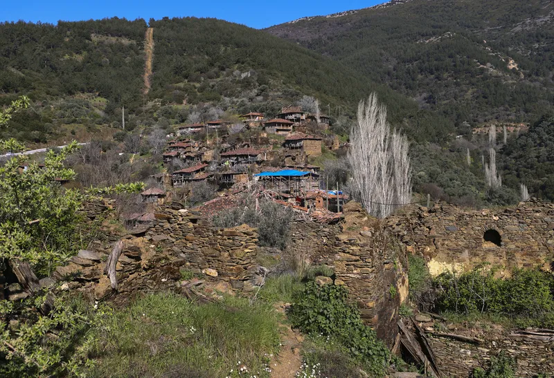 hayalet-koyde-sadece-3-evde-yasam-var-egenin-unutulan-cenneti-1776518114756.jpg Hayalet köyde sadece 3 evde yaşam var: Ege’nin unutulan cenneti-7