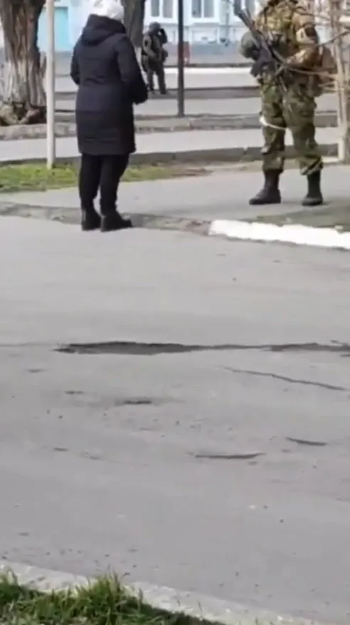 rusya-ukrayna-savasi-ukraynali-kadin-rus-askerine-boyle-ders-verdi-burasi-benim-topragim-siz-isgalciniz-1645875575654.jpg Rusya Ukrayna savaşı! Ukraynalı kadın Rus askerine böyle ders verdi “Burası benim toprağım siz işgalciniz”-7
