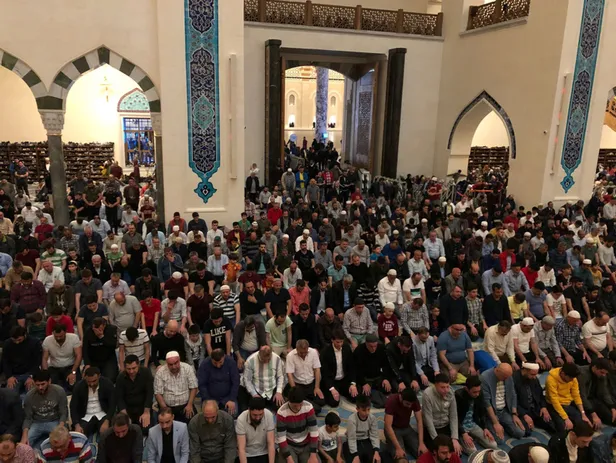İstanbul'da ilk teravih namazı kılındı!-4