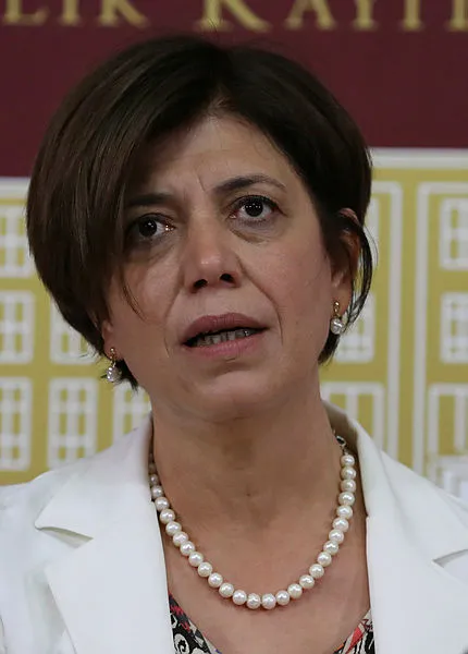 hdpli-meral-danis-bestas-panikle-chpli-ekrem-imamoglunu-savundu-ama-iddiasi-yalan-cikti-1640614224063.jpg HDP'li Meral Danış Beştaş panikle CHP'li Ekrem İmamoğlu'nu savundu! Ama iddiası yalan çıktı...-2