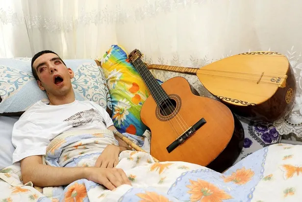 Anne Gülsüm Özçelik, yatalak oğlu Halil Özçelik'in gözlerini 6 yıldır yara bandıyla kapatıyor-1