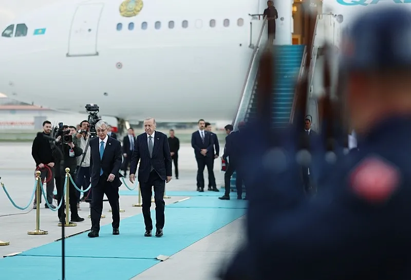 kazakistan-cumhurbaskani-tokayev-turkiyede-baskan-erdogan-havalimaninda-karsiladi-1793199554163.jpeg Başkan Erdoğan, Tokayev’i Külliye’de ağırladı: Ticaret, enerji ve savunmada yeni dönem-5