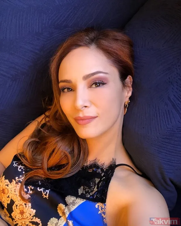 43 yaşındaki Mine Tugay göğüs dekolteli mavi elbisesi ile boy gösterdi! Derin yırtmacıyla poz verdi gören yorum yapmadan geçemedi - 2