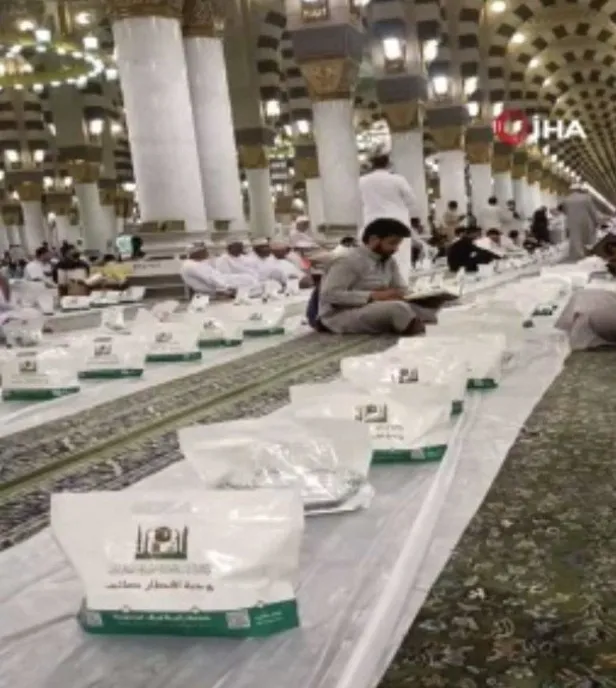 mescid-i-haram-ve-mescid-i-nebevide-2-yil-aradan-sonra-ilk-iftar-1648937876580.jpeg
