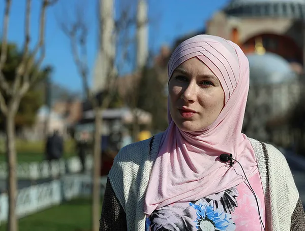 sultanahmet-camisinde-muslumanlikla-tanisan-ingiliz-her-seyi-birakip-islami-anlatmaya-basladi-1616776459628.jpg Sultanahmet Camisi'nde Müslümanlıkla tanışan İngiliz, her şeyi bırakıp İslam'ı anlatmaya başladı-7