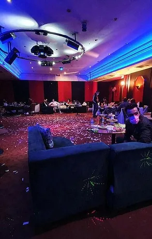 Adana'da saat 22.00'den sonra açık olan eğlence mekanına polis baskını! 25 kişiye para cezası kesildi