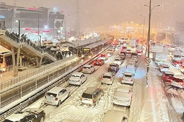 CHP'li İBB yurt dışında kar eğitimi gören 12 yöneticiyi belediyeden uzaklaştırmış!