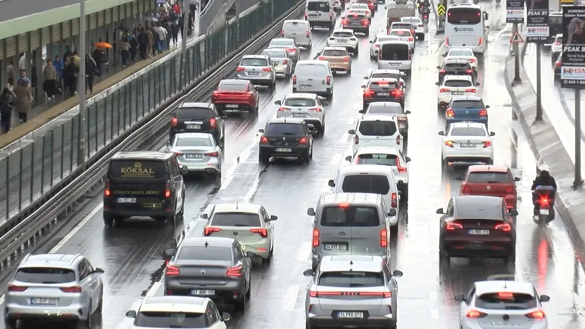 İstanbul'da yağmur trafiği vurdu! Yoğunluk yüzde 72'ye çıktı-4