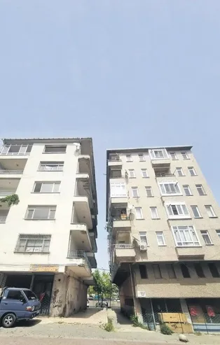 Tehlike apartmanı! Avcılar'da 5 katlı bina 25-30 cm yana yattı