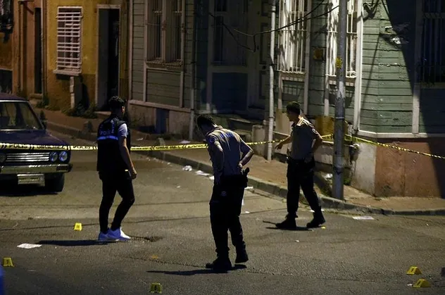 İstanbul Fatih'te korkunç olay! Sokak ortasında 18 yaşındaki bir genç öldürüldü