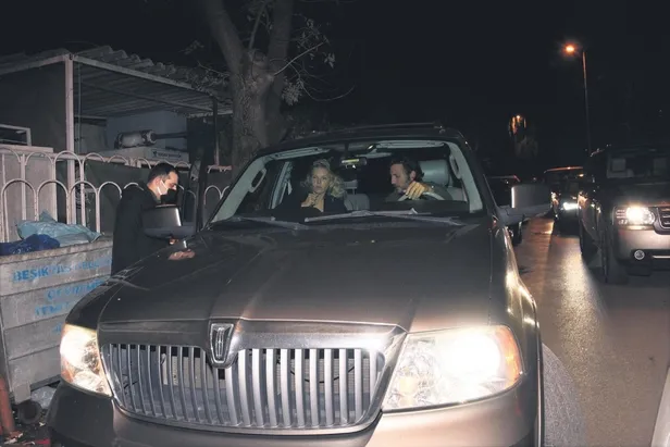 ucuncu-kez-anne-olan-berguzar-korel-26-gunluk-leylayi-gezintiye-cikardi-1638125481249.jpeg Üçüncü kez anne olan Bergüzar Korel 26 günlük Leyla'yı gezintiye çıkardı-13